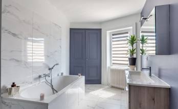Rénovation complète d'une salle de bains, carrelage imitation marbre blanc et peintures bleu gris