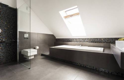 Rénovation d'une salle de bain chic et moderne sous les combles à Truyes (37320)