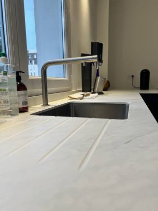 Plan de travail de cuisine en quartz et évier inox dans un appartement rénové - Nantes 44