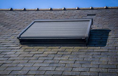Des volets roulants électriques solaires sur velux à Bréhal (50290).