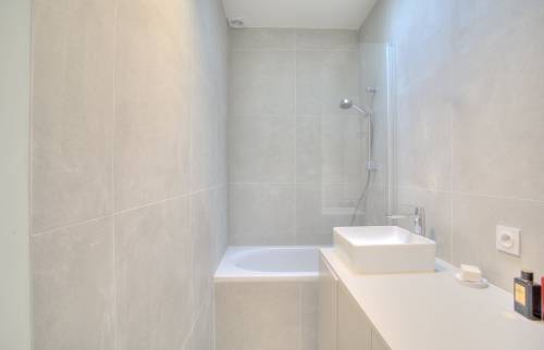 une petite salle de bain sous un puits de lumière - Notre Dame