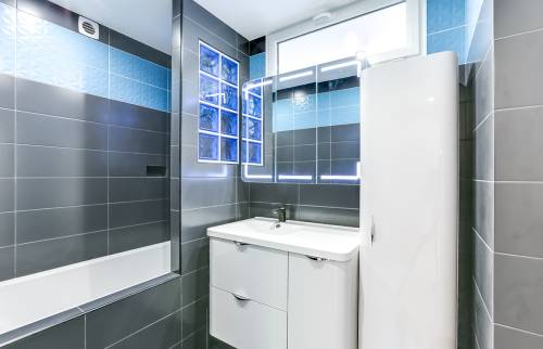 Rénovation de la salle de bain avec pavés de verre
