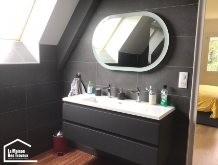 Large meuble vasque aux façades noires