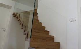 Escalier en chêne avec sa verrière transparente