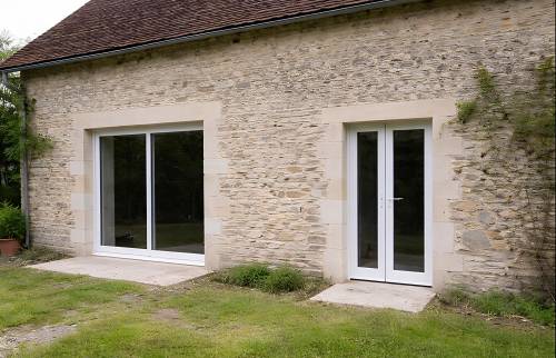 ouverture dans un mur en pierre et  pose de menuiseries à Touques