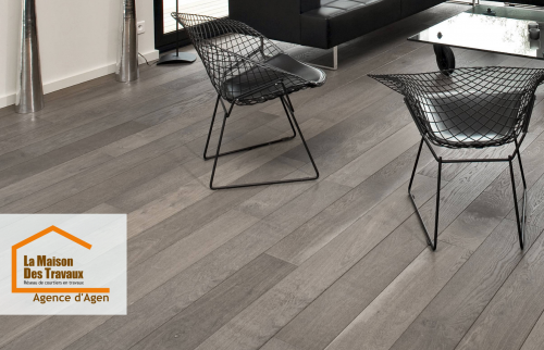 Un sol moderne en PVC posé par des artisans qualifiés à Agen, apportant élégance et confort à ce salon rénové.