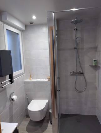 WC suspendu dans salle de bain à Cernay