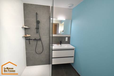 pose salle de bains maison en pisé