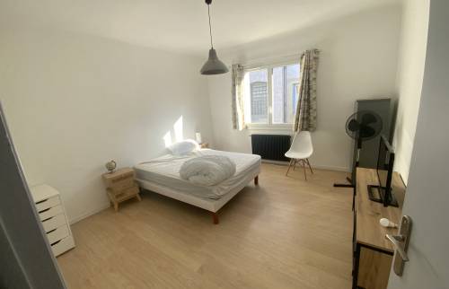 Chambre rénovée appartement La Maison Des Travaux Ales