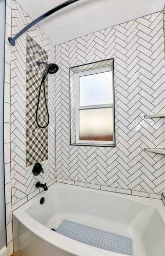 Baignoire et faïence dans une salle de bain art déco - Batignolles