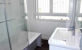 Baignoire dans une salle de bain à Cholet