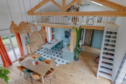 Rénovation d'une grande villa avec transformation de l'espace de vie, Les Chères (69380) : vue en hauteur sur l'espace cuisine, séjour et mezzanine