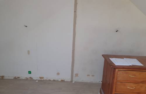 Montage d'une cloison séparatrice pour réaménagement intérieur