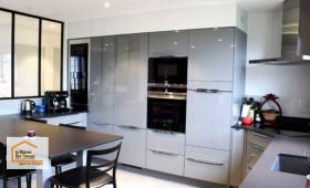 Cuisine moderne entièrement rénovée à Aubiac près d’Agen : aménagement contemporain, nouveaux équipements et optimisation de l’espace dans le cadre d’une rénovation complète accompagnée par Sandrine Férin.