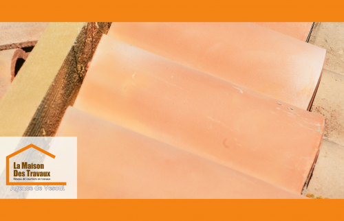 Détail des nouvelles tuiles en terre cuite posées à Vesoul : rénovation durable et conforme aux normes après audit énergétique.