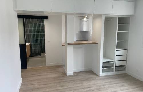 Studio rénové avec rangement sur mesure