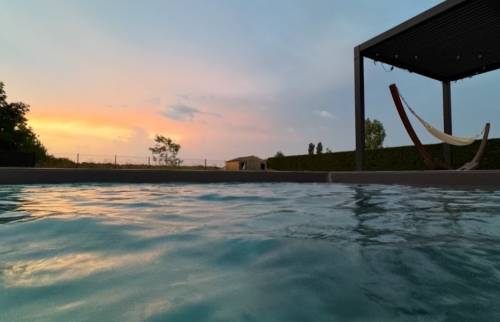 piscine béton sur mesure Serbannes coucher de soleil