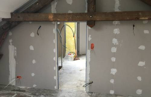 Pose de cloisons pour créer l'espace enfant