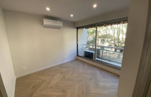 Salle de séjour moderne avec vue sur terrasse La Maison Des Travaux Alès