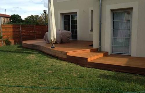 terrasse en bois avec une belle pelouse verte 
