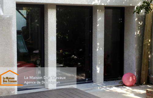 (vue de l’extérieur après travaux) : La dernière photo montre la façade rénovée après l’installation des baies vitrées. 