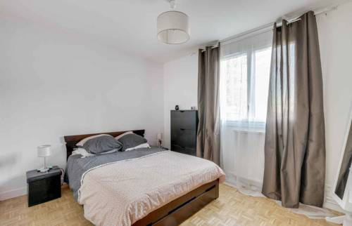 Rénovation complète d’un appartement à Fontenay-Aux-Roses chambre et fenêtre