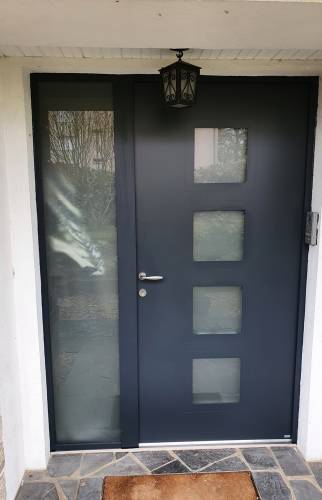 Porte d'entrée (après) : Nouvelle porte d'entrée installée pour renforcer l'efficacité énergétique