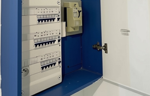 Tableau électrique rénové près d’Agen, intégré dans un placard technique avec circuits mieux organisés et installation plus lisible.