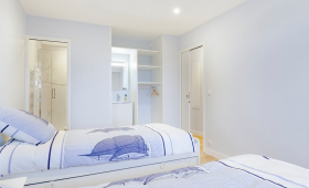 Aménagement d'une chambre d'amis avec rangements sur-mesure et point d'eau à Montigny-en-Gohelle