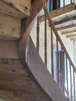 Travaux de rénovation en cours sur un escalier en bois - Montauban 82000