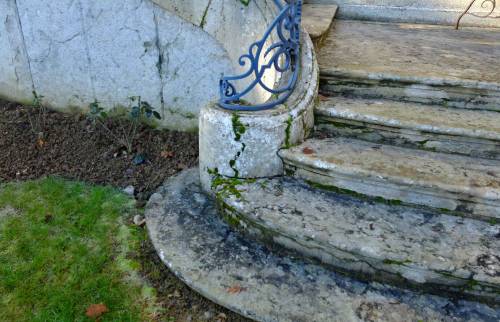 Rénovation des escaliers en Pierre dans un chateau classé - Monts du Beaujolais (69) / etat avant rénovation