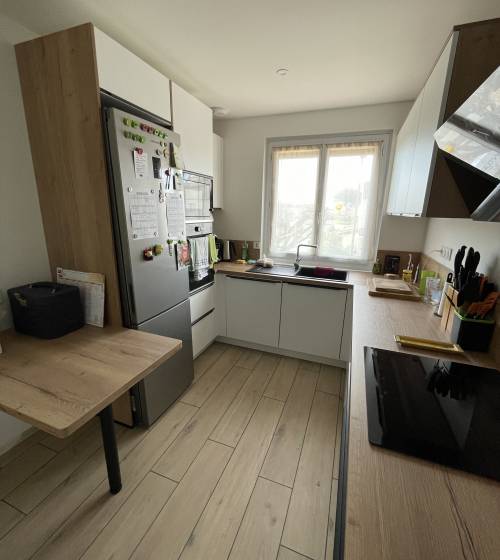 Pose de carrelage imitation parquet dans une cuisine rénovée - Valence 26000