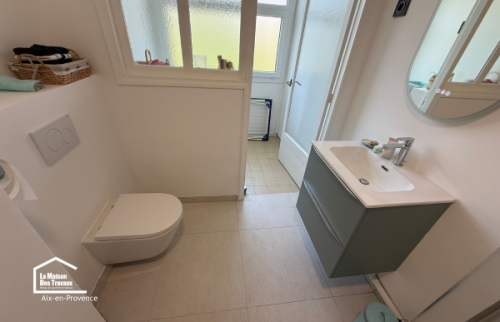 Salle d'eau rénovée avec douche, meuble vasque suspendu et finitions soignées lors d'une rénovation d'appartement à Aix-en-Provence.