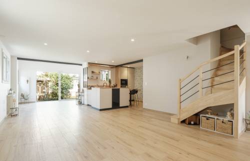 Cuisine ouverte dans une extension de maison 