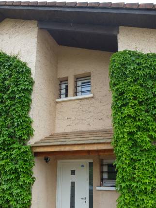 Ravalement de façade d'une villa située dans l'ouest de Lyon : vue avant travaux