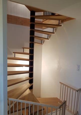 Escalier bois desservant 3 niveaux léger et très esthétique