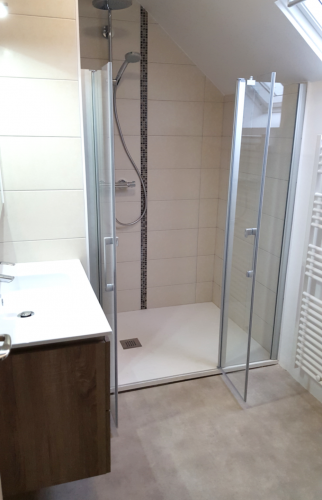 Grande douche à receveur plat