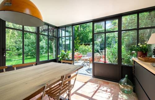 verrière d'atelier donnant sur le jardin