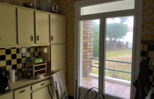 Photo de l'autre côté des anciens éléments de cuisine