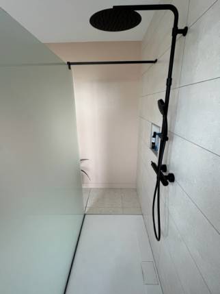 Nouvelle douche ouverte de plain-pied dans une salle de bain rénovée - Nantes 44