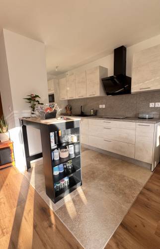 Cuisine moderne ouverte appartement La Maison Des Travaux Alès