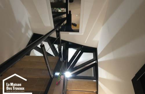 Pose des marches dans un escalier double quart tournant