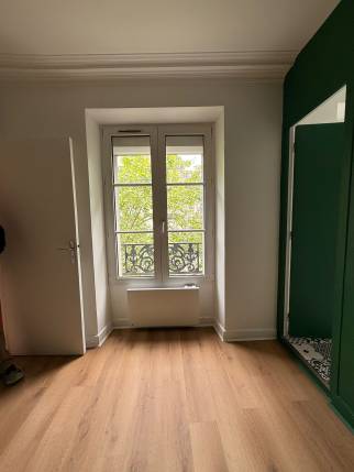 Espace nuit vert avec verrière atelier sur salle de bain, studio Paris 19