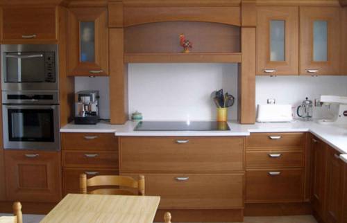 Cuisine en bois après les travaux de rénovation.