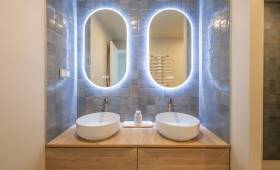 Éclairage LED moderne pour des miroirs ovales