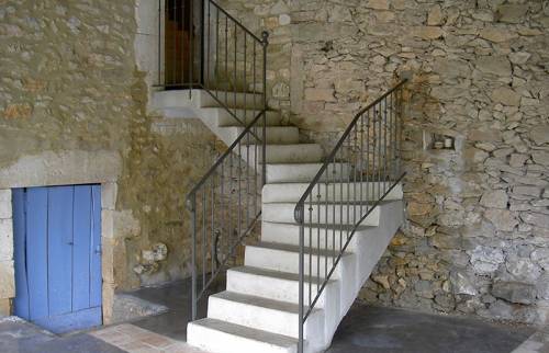 escalier extérieur en béton à un quart tournant au milieu avec rampe d'appui en acier -Ahetze - 64210 -