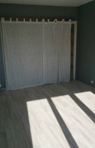 Pièce de vie - Appartement rénové mis à neuf avec carrelage impression parquet à Nantes (44)