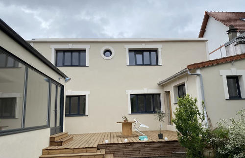 Magnifique façade uniforme de cet ensemble immobilier Gambais