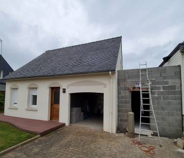Construction des fondation , plancher sur vie sanitaire, élévation des mur en agglos par le maçon près de Saint Brieuc