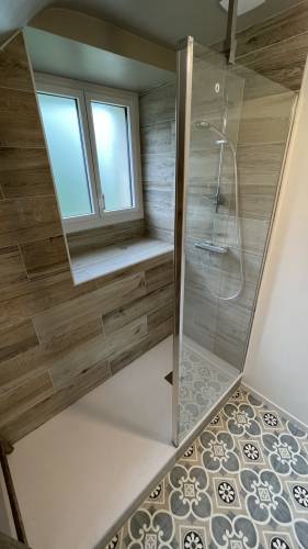 Salle de Bain Rénovée : Coin Douche Élégant